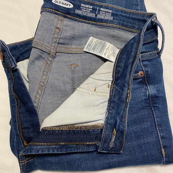 Old Navy Rockstar Super Skinny Jeans - Picture 3 of 3